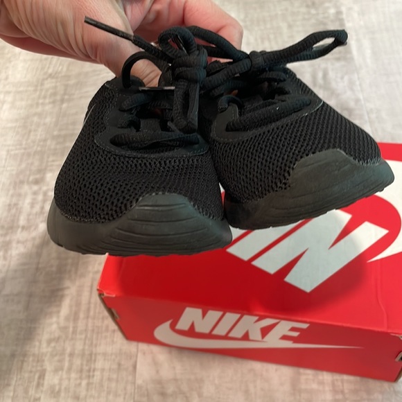 💕SOLD💕Nike Tanjun black toddler sneakers - Picture 5 of 8